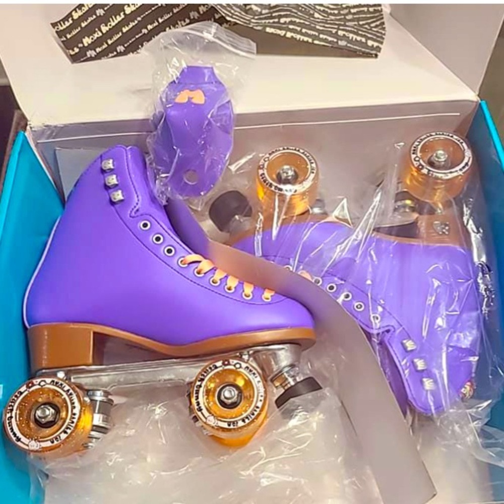 Moxi beach bunny quads in lavender size 5